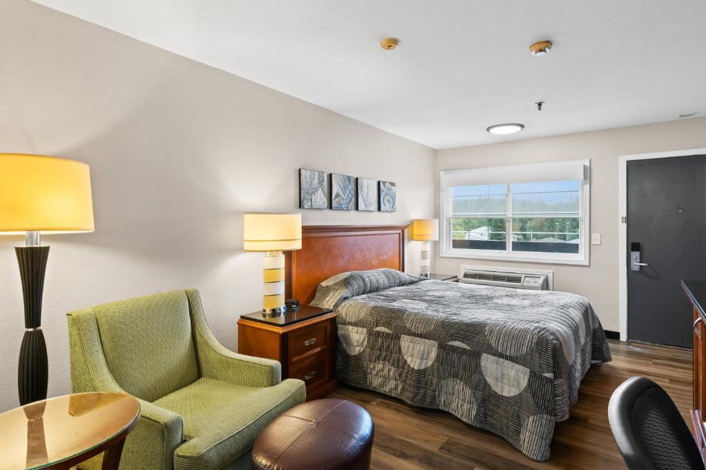 Postel nebo postele na pokoji v ubytování Basecamp Puyallup a Travelodge by Wyndham