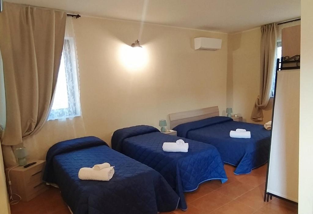 Łóżko lub łóżka w pokoju w obiekcie Casale Ciricó tra Catania e Siracusa