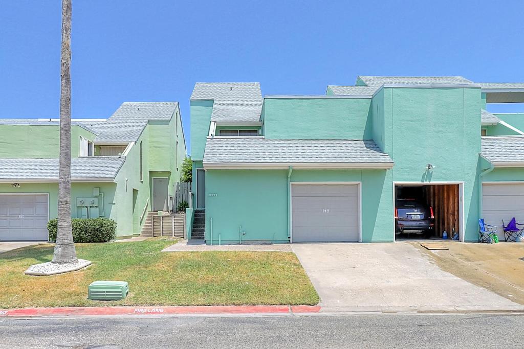 Una casa con pintura azul y verde. en Aloha Condo, en Padre Island