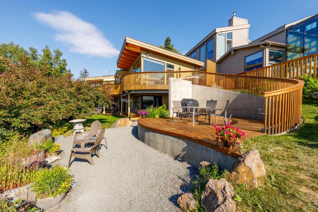 una casa con terraza y sillas delante en Downtown Oceanview Luxury Home, en Anchorage