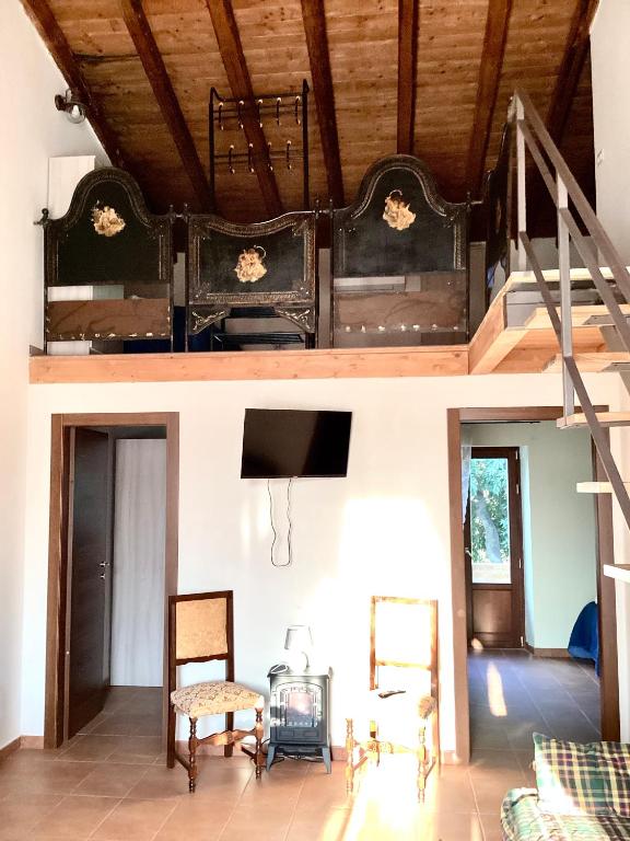 salon z łóżkiem i dwoma krzesłami w obiekcie Casale Ciricó tra Catania e Siracusa w mieście Carlentini