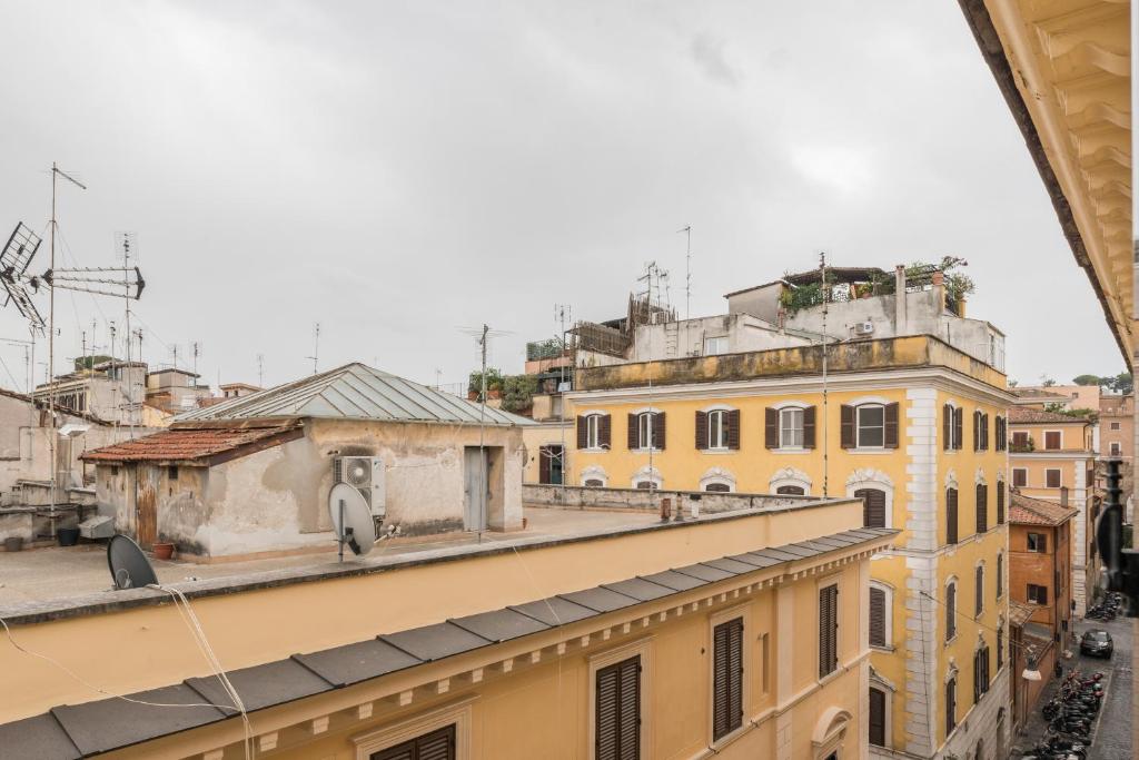 Vista generica su Roma o vista sulla città dall'interno dell'appartamento