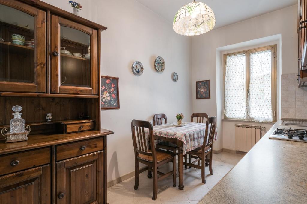Cucina o angolo cottura di Warm apt in ancient building in Vatican-P S Pietro