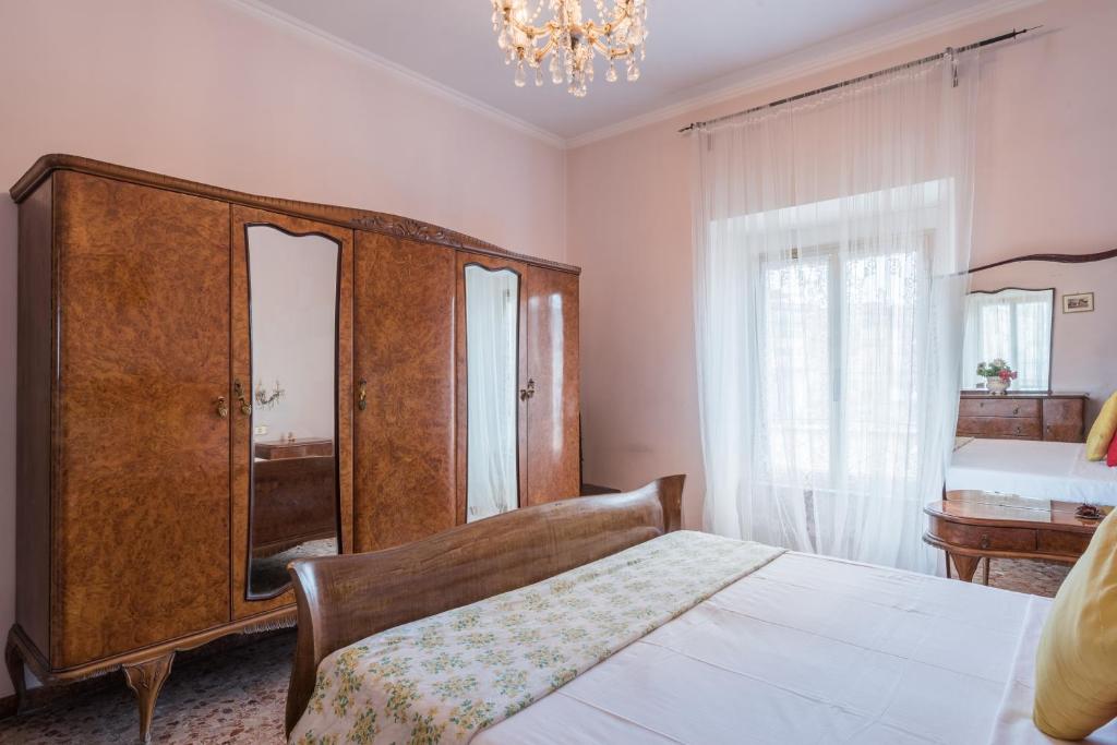 Letto o letti in una camera di Warm apt in ancient building in Vatican-P S Pietro