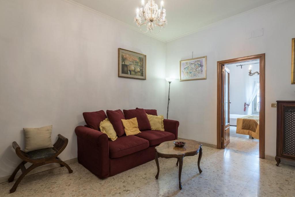 Area soggiorno di Warm apt in ancient building in Vatican-P S Pietro