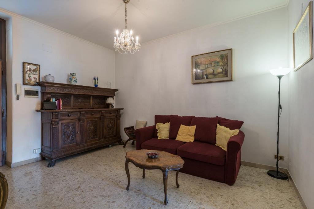Area soggiorno di Warm apt in ancient building in Vatican-P S Pietro