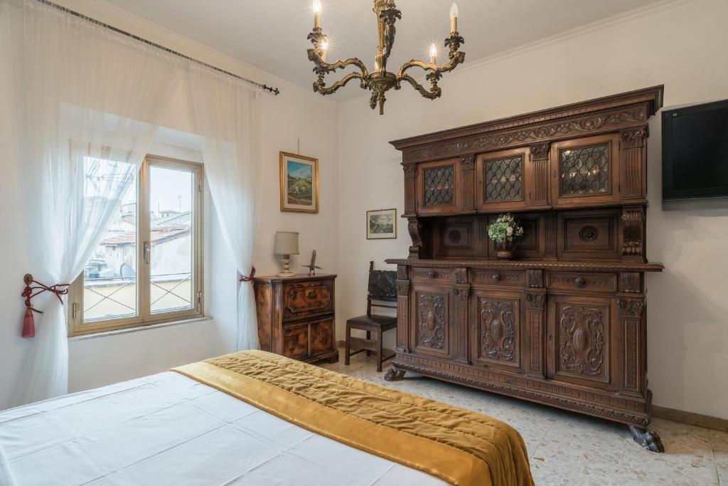 una camera da letto con un grande comò in legno di Warm apt in ancient building in Vatican-P S Pietro a Roma