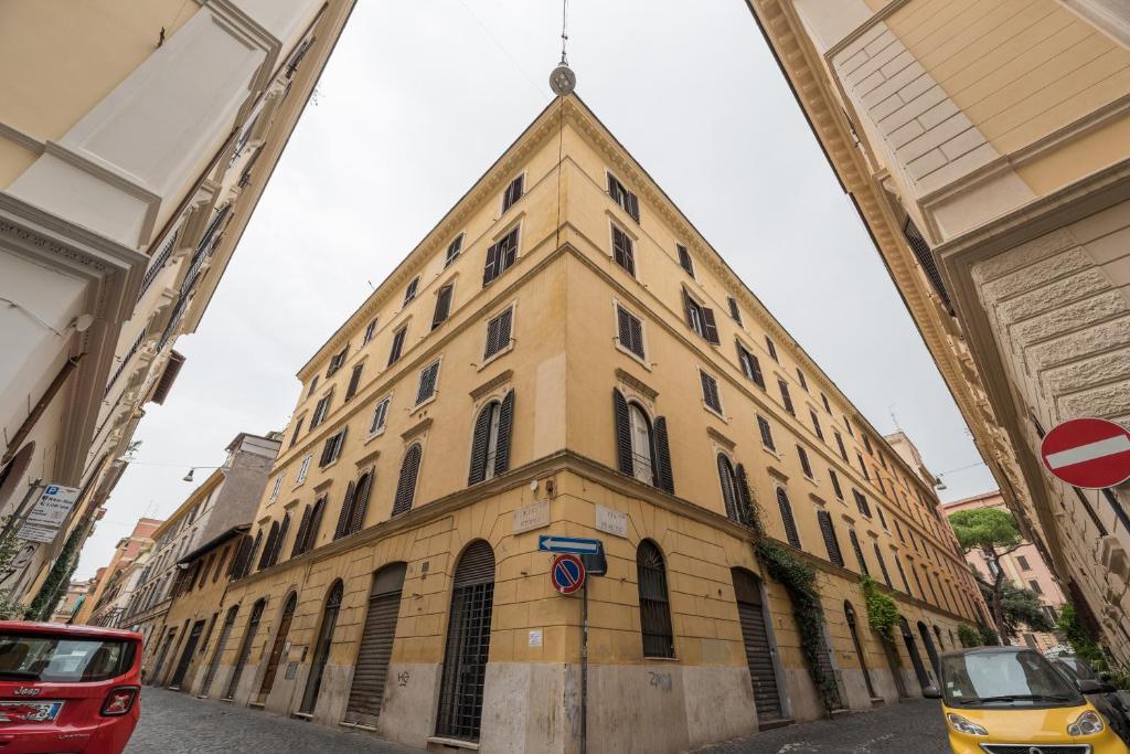 Un palazzo alto con una torre su una strada di Warm apt in ancient building in Vatican-P S Pietro a Roma