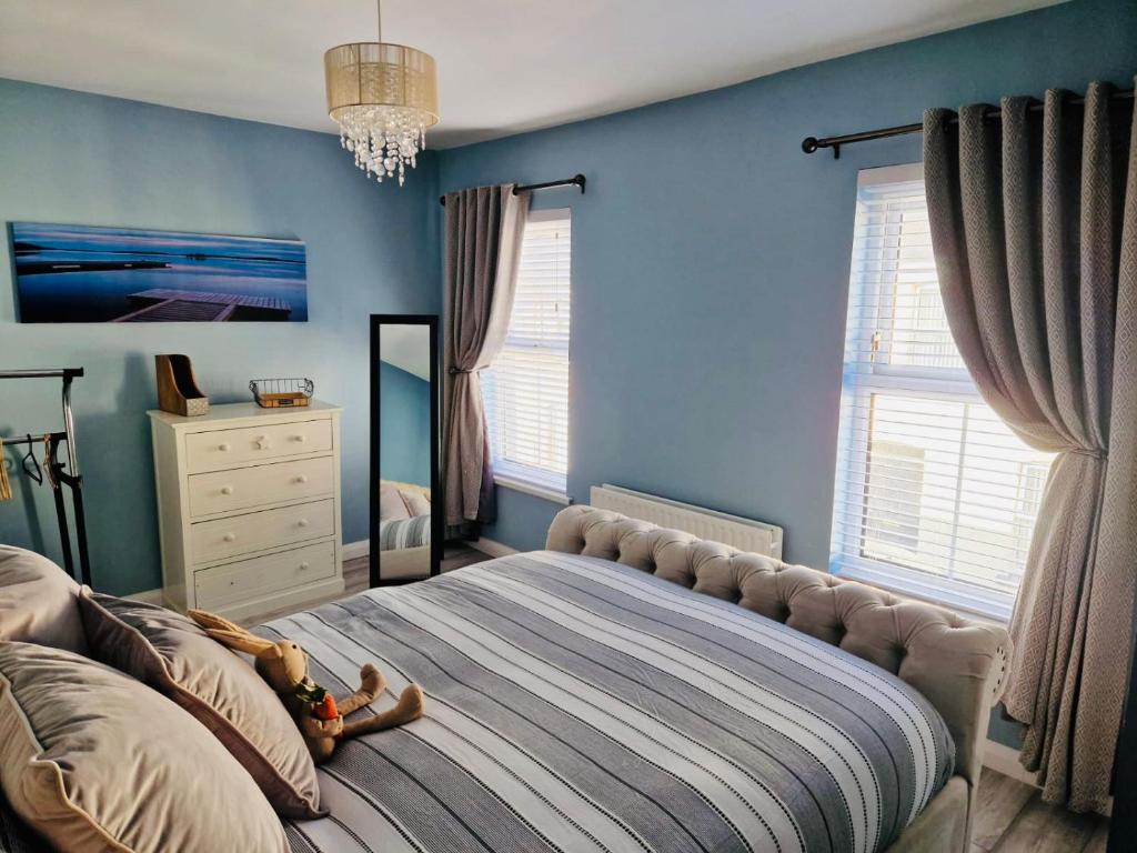 een slaapkamer met een bed met een teddybeer erop bij Violet House in Derry Londonderry