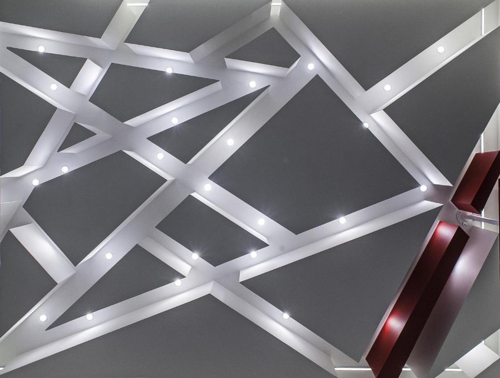 una camera con soffitto illuminato di Il Reticolo a Salerno