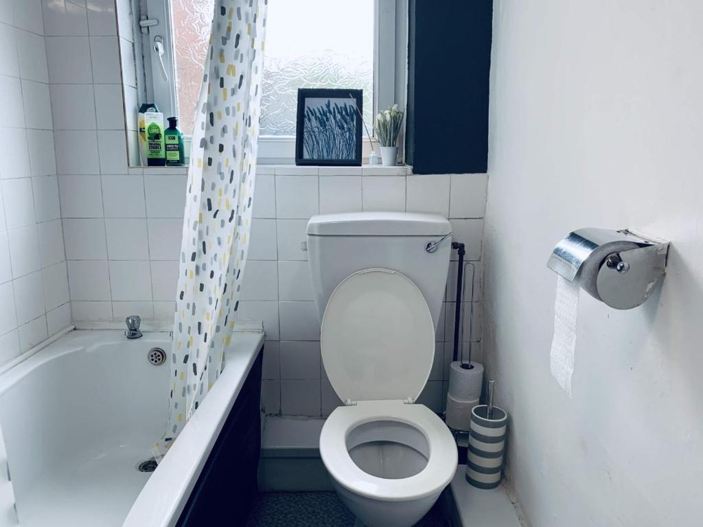 40 Carlton Tce F1 - One-Bedroom Apartment