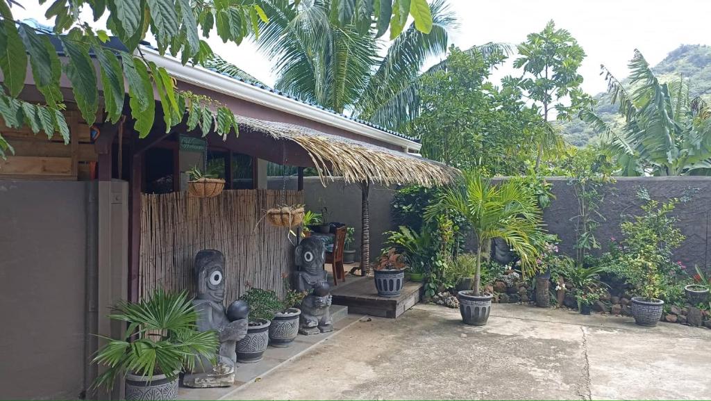 uma casa com um monte de plantas à frente dela em Tiki House em Bora Bora