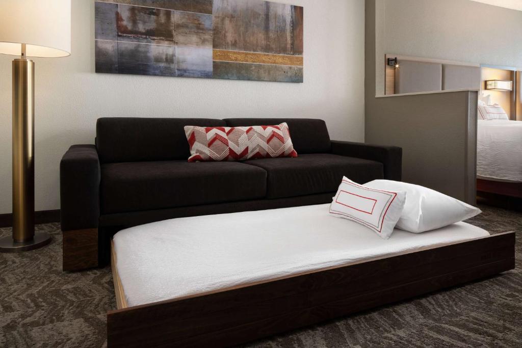 Postel nebo postele na pokoji v ubytování Sonesta Select Seattle Renton Suites