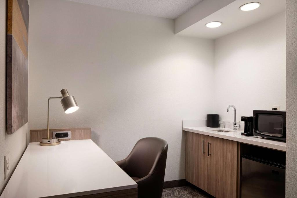 Postel nebo postele na pokoji v ubytování Sonesta Select Seattle Renton Suites