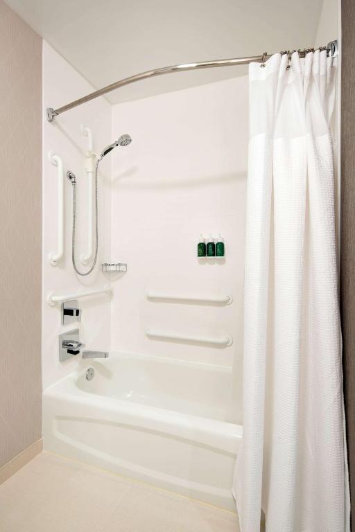Koupelna v ubytování Sonesta Select Seattle Renton Suites