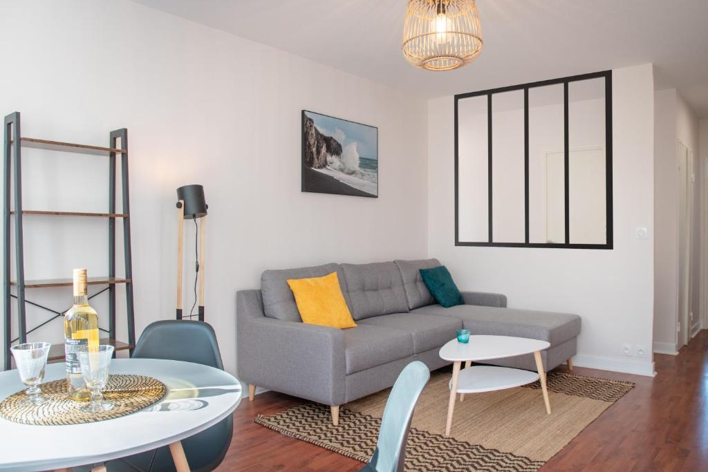 un salon avec un canapé et une table dans l'établissement La Fabrique Paloise, à Pau