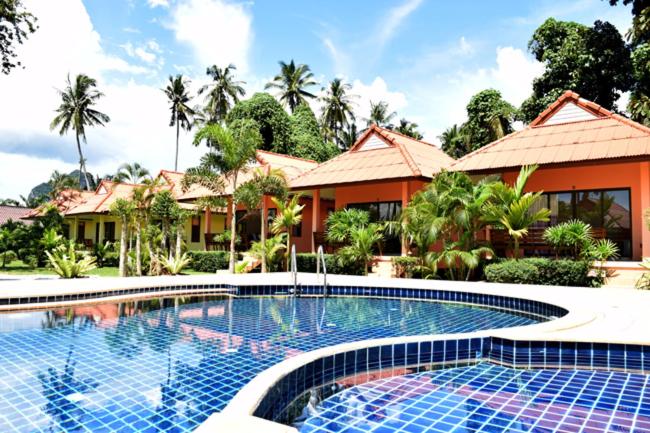 una gran piscina frente a una casa en Sawaddee Aonang Resort, en Ao Nang Beach