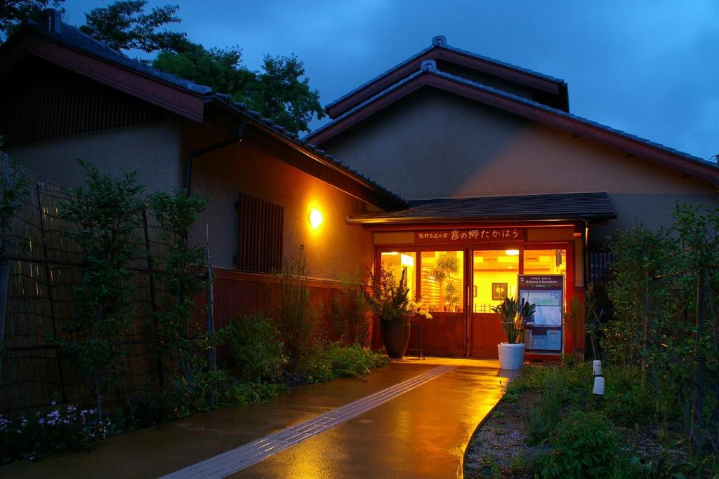 una casa con una porta illuminata di fronte di Kirinosato Takahara a Tanabe