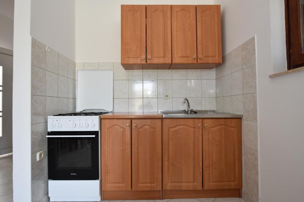 Kuchyňa alebo kuchynka v ubytovaní Apartment Kustici 6353d