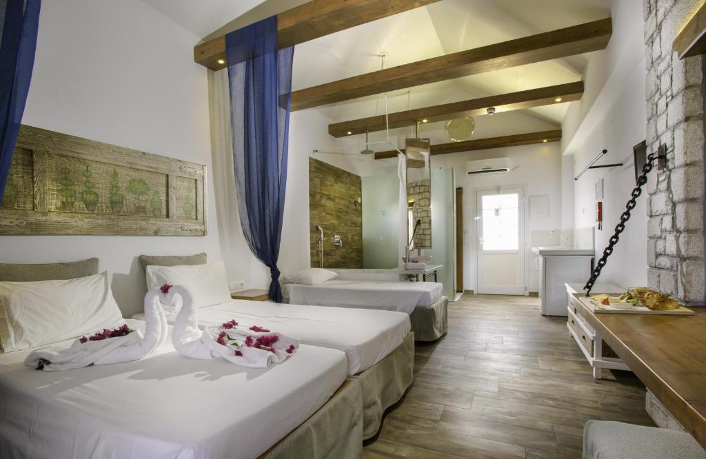 Postel nebo postele na pokoji v ubytování Lindos View Hotel