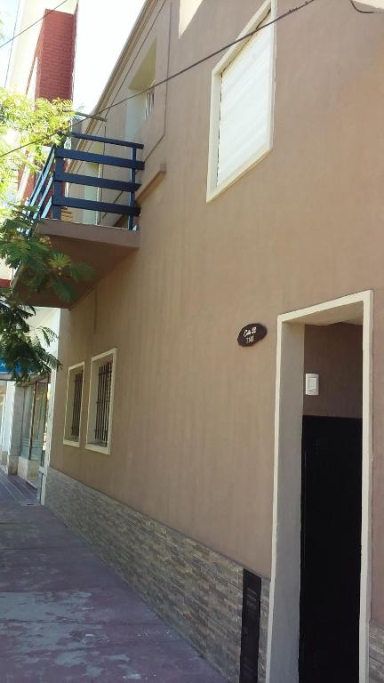 un edificio con una puerta y una escalera. en Ayres de Miramar en Miramar