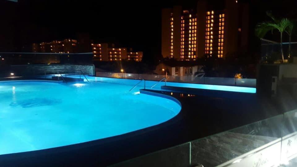 בריכת השחייה שנמצאת ב-Apartamento Santa Marta Bello Horizonte Junto a Olímpica או באזור