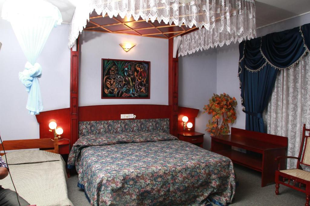 מיטה או מיטות בחדר ב-Riverdale Hotel