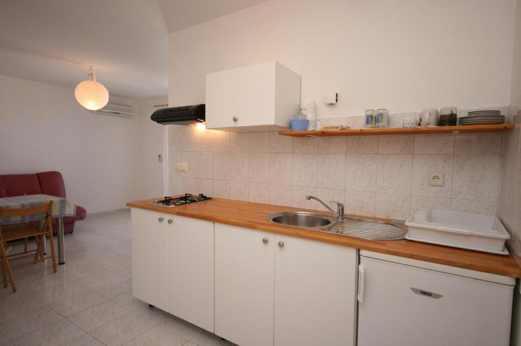kuchnia ze zlewem i blatem w obiekcie Apartment Mandre 6405b w mieście Kolan