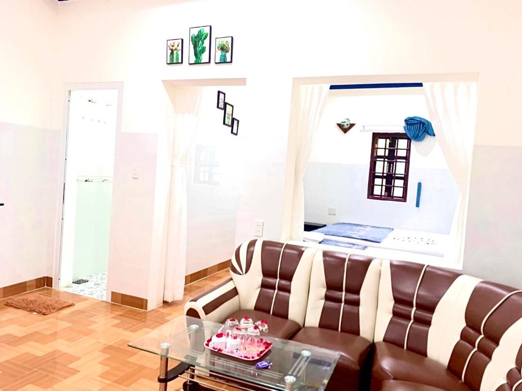 Khu vực ghế ngồi tại Minh Khoi Guest House