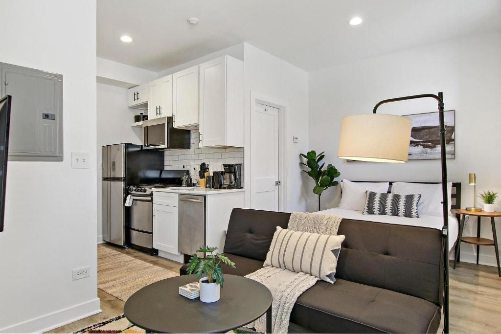 Cozy Studio Apt with In-Unit Laundry and Wi-Fi! - Montrose 111廚房或簡易廚房