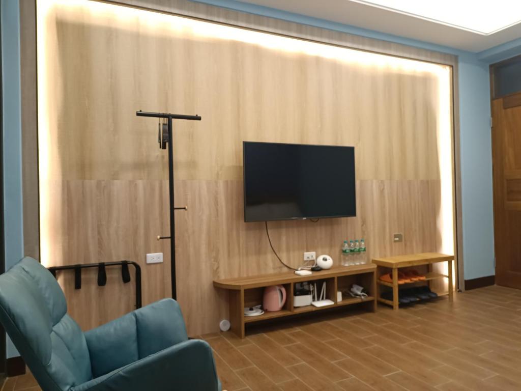 Televiisor ja/või meelelahutuskeskus majutusasutuses 怡然自得-智能主題民宿
