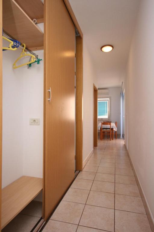 Łóżko lub łóżka w pokoju w obiekcie Apartment Stara Novalja 6301b