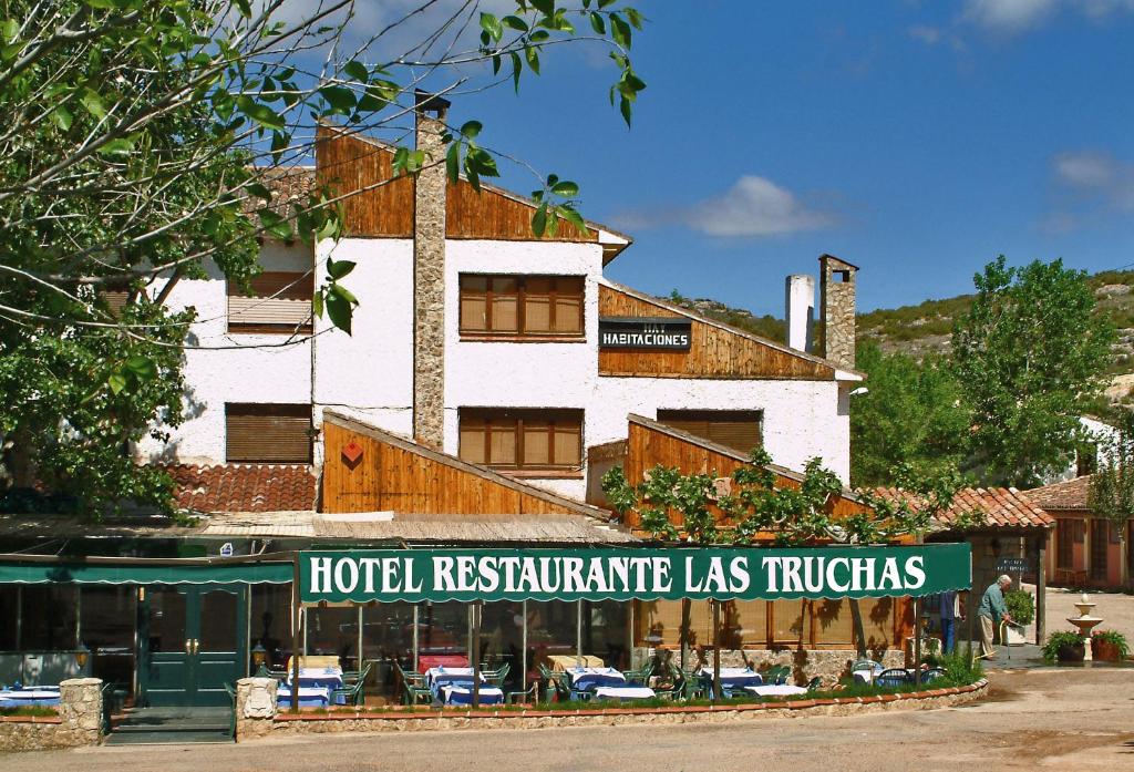 ヌエバロスにあるHotel Las Truchasのホテルのレストランの儀式を読む看板を持つホテル
