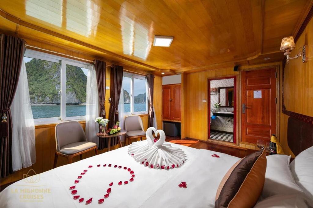 1 dormitorio con 1 cama en un barco en Sunlight Cruise, en Ha Long