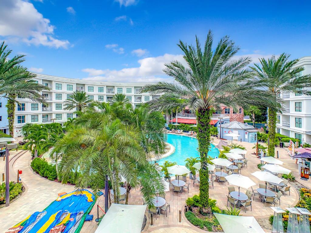 uma vista aérea de um resort com uma piscina e palmeiras em Pet Friendly in Orlando area near Disney em Orlando