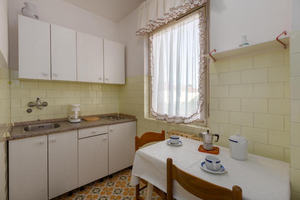 Kuchyň nebo kuchyňský kout v ubytování Apartments with a parking space Umag - 6992