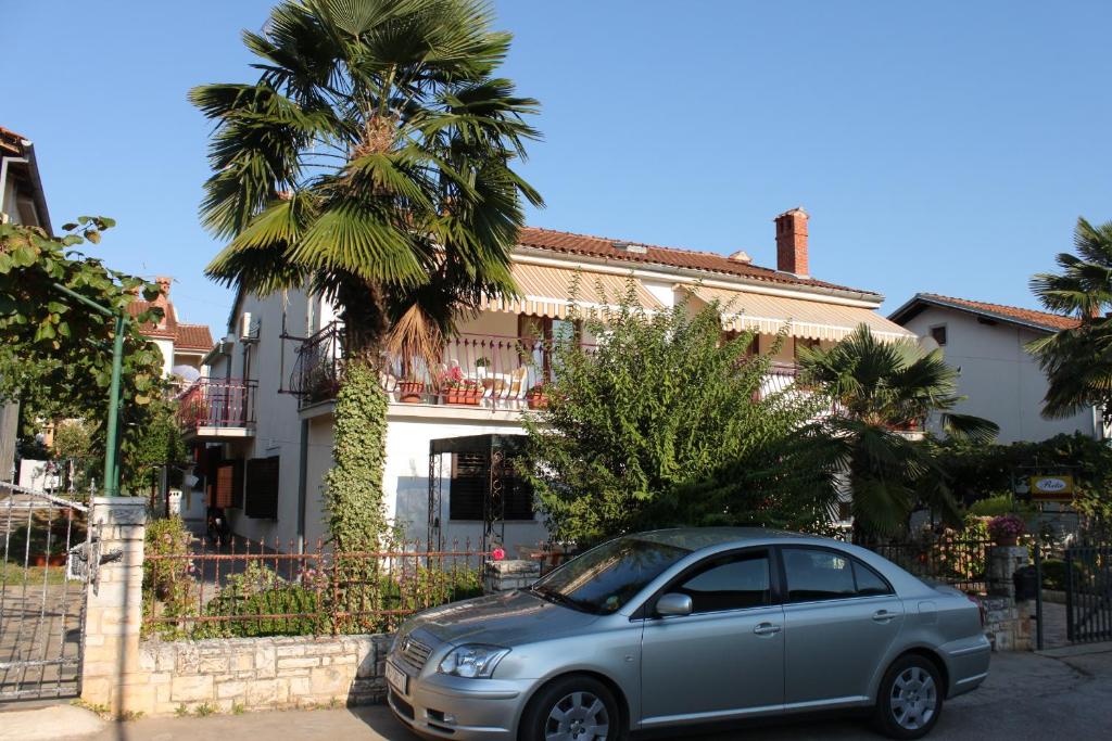 ein silbernes Auto, das vor einem Haus parkt in der Unterkunft Apartments with a parking space Novigrad - 7054 in Novigrad Istria