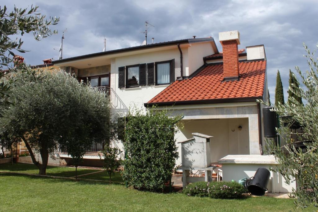 Vonkajšia záhrada v ubytovaní Apartments with a parking space Umag - 7060