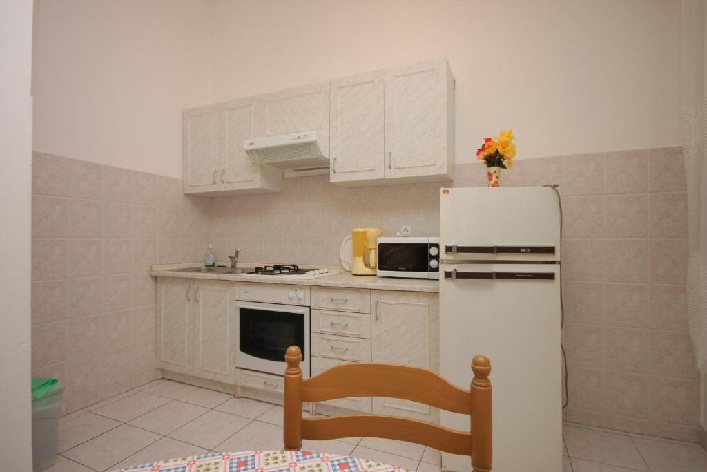 Kuchyňa alebo kuchynka v ubytovaní Apartments with a parking space Umag - 7073