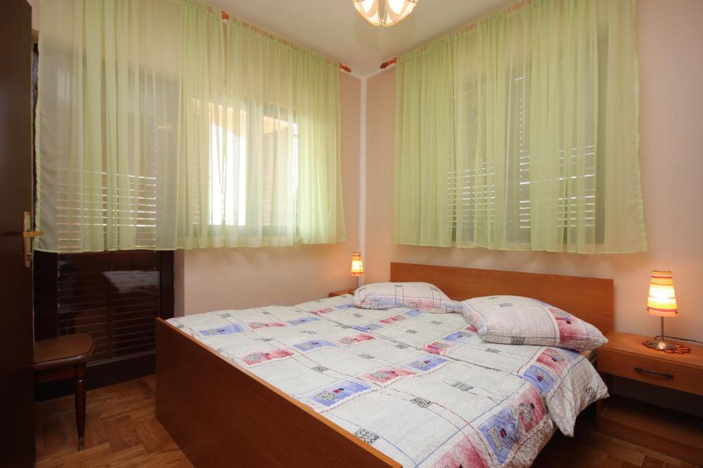 Posteľ alebo postele v izbe v ubytovaní Apartments with a parking space Umag - 7073