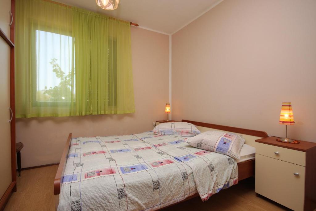 Posteľ alebo postele v izbe v ubytovaní Apartments with a parking space Umag - 7073
