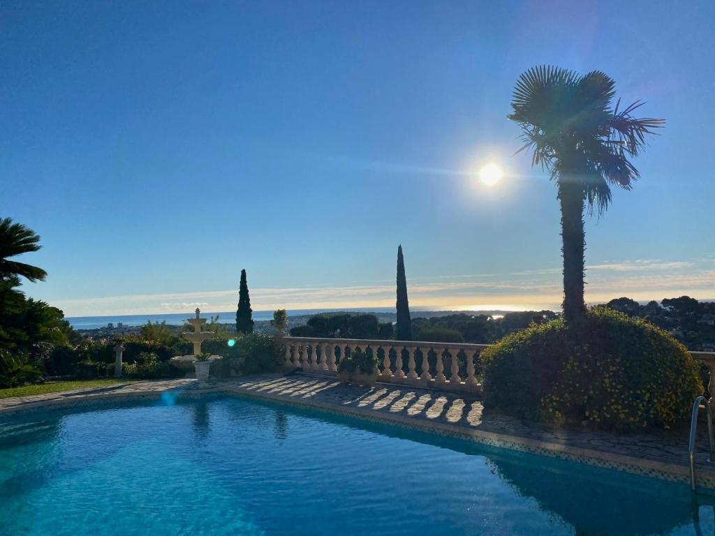 Majoituspaikassa Splendid villa near Antibes and Cannes with pool and sea view tai sen l&auml;hell&auml; sijaitseva uima-allas