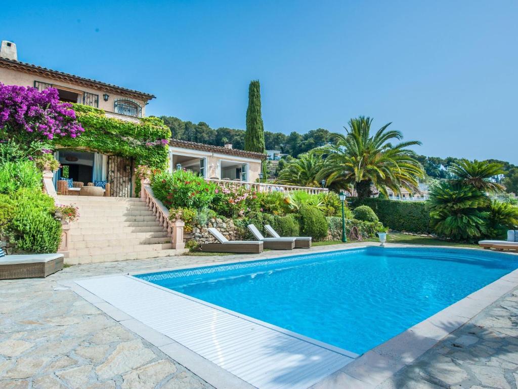 Majoituspaikassa Splendid villa near Antibes and Cannes with pool and sea view tai sen l&auml;hell&auml; sijaitseva uima-allas