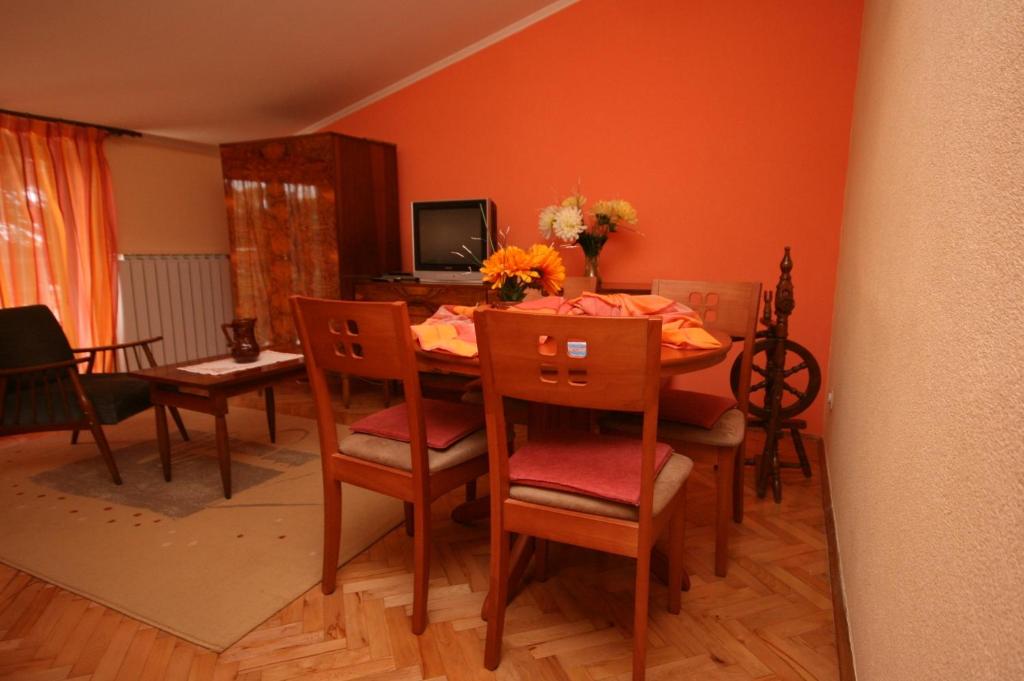 Telewizja i/lub zestaw kina domowego w obiekcie Apartments by the sea Umag - 7029