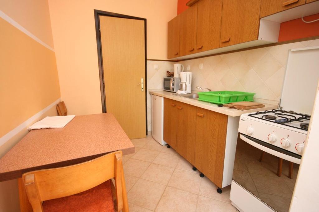 Kuchnia lub aneks kuchenny w obiekcie Apartments by the sea Umag - 7029