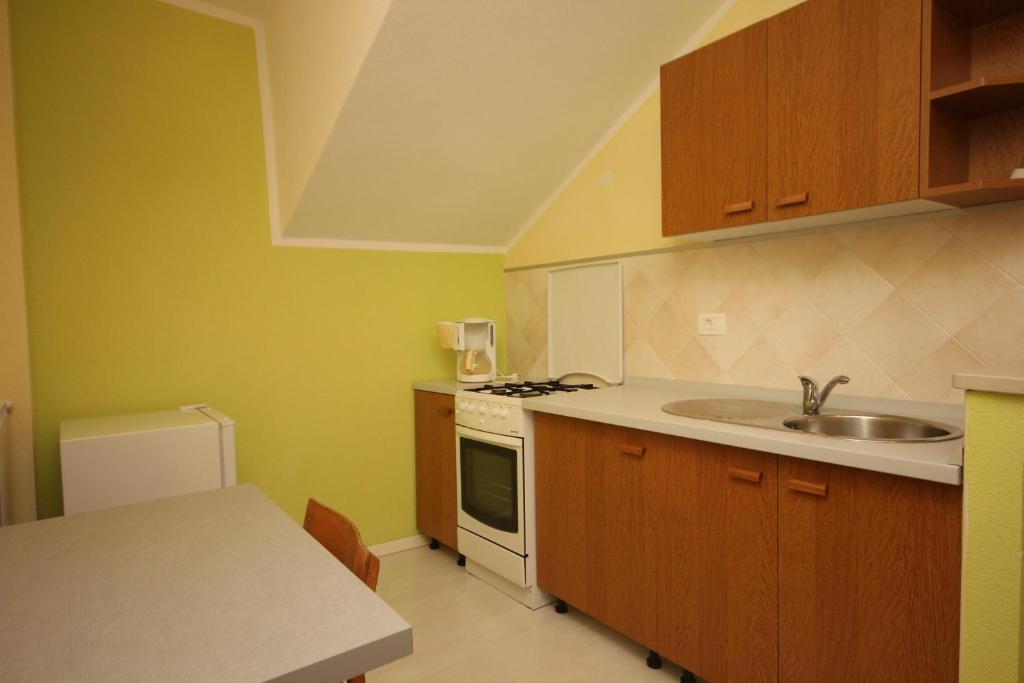 Kuchnia lub aneks kuchenny w obiekcie Apartments by the sea Umag - 7029