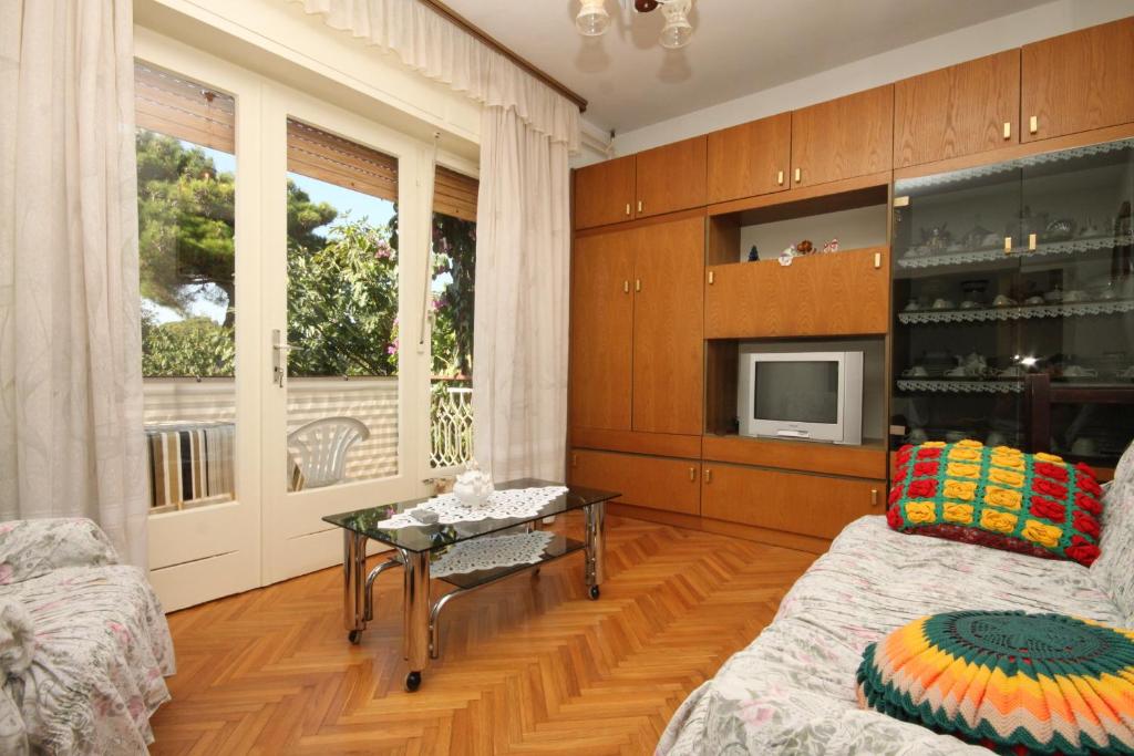 Televízia a/alebo spoločenská miestnosť v ubytovaní Apartments with a parking space Umag - 7066