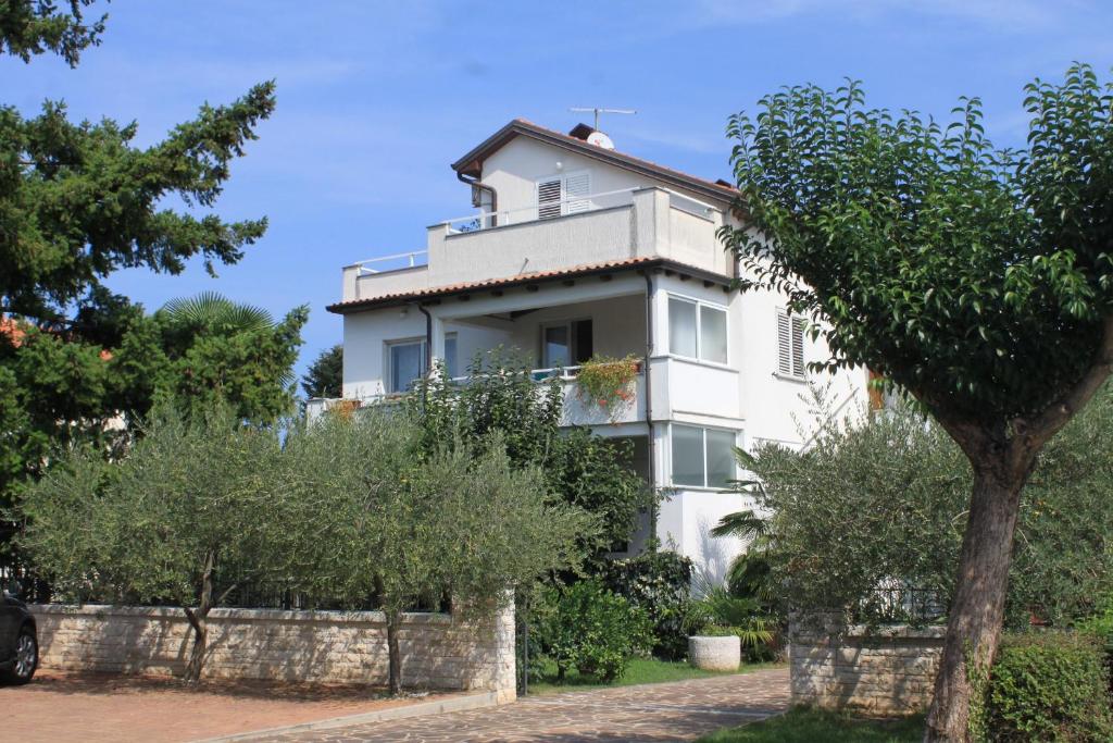 Apartments with a parking space Umag - 7043