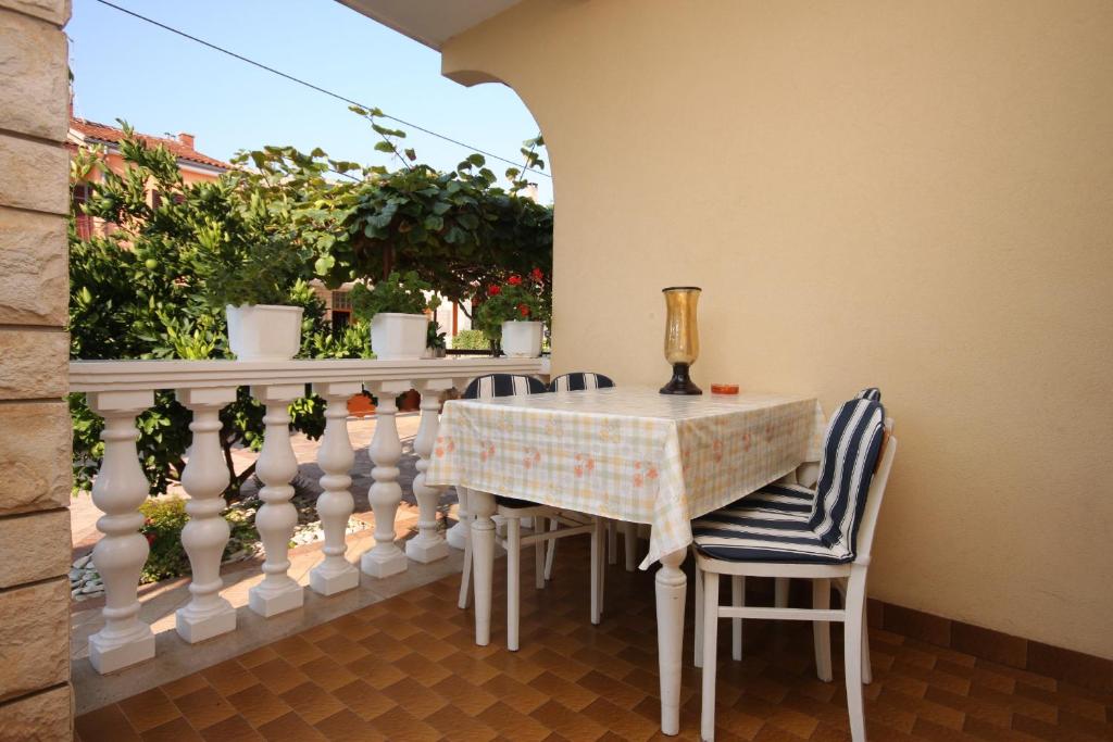 stół i krzesła na balkonie w obiekcie Apartments with a parking space Umag - 6959 w mieście Umag
