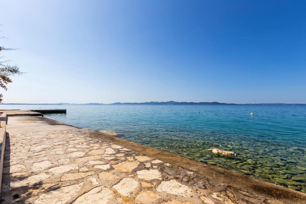 Zdjęcie z galerii obiektu Family friendly seaside apartments Kozino, Zadar - 6184 w Petrčane